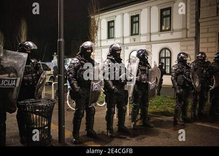 Ljubljana, Slowenien. Januar 2021. Polizeibeamte schließen während der Demonstration eine Straße, die zur ehemaligen Fahrradfabrik Rog führt. Protest gegen die Räumung von Künstlern und sozialen Aktivisten aus einer ehemaligen Fahrradfabrik Rog, die seit über einem Jahrzehnt als besetztes alternatives soziales und kulturelles Zentrum genutzt wird. Die Räumung, die Anfang dieser Woche stattfand, beinhaltete den Abbruch eines sozialen Zentrums für marginalisierte und sozial gefährdete Menschen sowie eines Ressourcen- und Integrationszentrums für Migranten. Kredit: SOPA Images Limited/Alamy Live Nachrichten Stockfoto