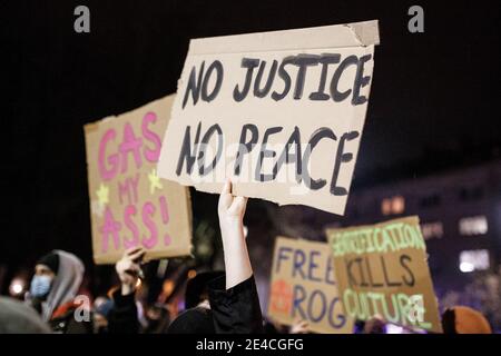 Ljubljana, Slowenien. Januar 2021. (ANMERKUNG DER REDAKTION: Bild enthält Obszönität) Protestierende halten Plakate, während sie während der Demonstration auf den Straßen von Ljubljana marschieren.Protest gegen die Vertreibung von Künstlern und sozialen Aktivisten aus einer ehemaligen Fahrradfabrik von Rog, die seit über einem Jahrzehnt als besetztes alternatives soziales und kulturelles Zentrum genutzt wird. Die Räumung, die Anfang dieser Woche stattfand, beinhaltete den Abbruch eines sozialen Zentrums für marginalisierte und sozial gefährdete Menschen sowie eines Ressourcen- und Integrationszentrums für Migranten. Kredit: SOPA Images Limited/Alamy Live Nachrichten Stockfoto