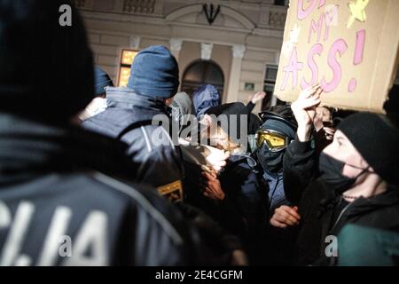 Ljubljana, Slowenien. Januar 2021. (ANMERKUNG DER REDAKTION: Bild enthält Obszönität) Demonstranten drängen während der Demonstration gegen eine Reihe von Polizisten.Protest gegen die Vertreibung von Künstlern und sozialen Aktivisten aus einer ehemaligen Fahrradfabrik von Rog, die seit über einem Jahrzehnt als besetztes alternatives soziales und kulturelles Zentrum genutzt wird. Die Räumung, die Anfang dieser Woche stattfand, beinhaltete den Abbruch eines sozialen Zentrums für marginalisierte und sozial gefährdete Menschen sowie eines Ressourcen- und Integrationszentrums für Migranten. Kredit: SOPA Images Limited/Alamy Live Nachrichten Stockfoto