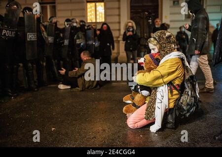 Ljubljana, Slowenien. Januar 2021. Während der Demonstration sitzen die Demonstranten vor einer Reihe von Polizeibeamten. Protest gegen die Räumung von Künstlern und sozialen Aktivisten aus einer ehemaligen Fahrradfabrik Rog, die seit über einem Jahrzehnt als besetztes alternatives soziales und kulturelles Zentrum genutzt wird. Die Räumung, die Anfang dieser Woche stattfand, beinhaltete den Abbruch eines sozialen Zentrums für marginalisierte und sozial gefährdete Menschen sowie eines Ressourcen- und Integrationszentrums für Migranten. Kredit: SOPA Images Limited/Alamy Live Nachrichten Stockfoto