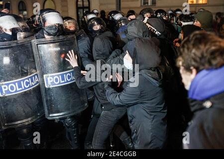 Ljubljana, Slowenien. Januar 2021. Demonstranten drängen während der Demonstration gegen eine Reihe von Polizisten. Protest gegen die Räumung von Künstlern und sozialen Aktivisten aus einer ehemaligen Fahrradfabrik Rog, die seit über einem Jahrzehnt als besetztes alternatives soziales und kulturelles Zentrum genutzt wird. Die Räumung, die Anfang dieser Woche stattfand, beinhaltete den Abbruch eines sozialen Zentrums für marginalisierte und sozial gefährdete Menschen sowie eines Ressourcen- und Integrationszentrums für Migranten. Kredit: SOPA Images Limited/Alamy Live Nachrichten Stockfoto