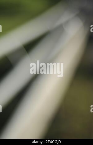 Leitplanke / Straßenverkehr, abstrakte, emotionale Unschärfe, Hintergrund / Grafik / Komposition / echte Fotografie ohne Weichzeichner Stockfoto