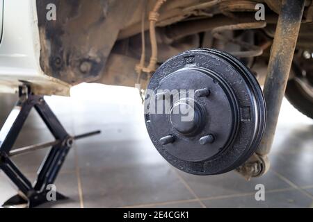 Eine Hinterradnabe des Autos nach dem Entfernen eines Reifens und des Rades, Aufrechterhaltung eines Brems- und Radsystems, Wagenheber zum Wechseln eines Autorades, Nahaufnahme Stockfoto