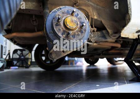 Eine Hinterradnabe des Autos nach dem Entfernen eines Reifens und des Rades, Aufrechterhaltung eines Brems- und Radsystems, Wagenheber zum Wechseln eines Autorades, Nahaufnahme Stockfoto