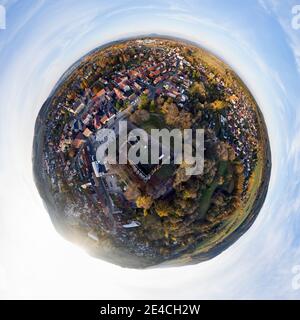 Deutschland, Thüringen, Ilmenau, Gehren, Häuser, Kirche, schräge Ansicht, Lage über Burgruine, Luftaufnahme, kugelförmiges Panorama Stockfoto