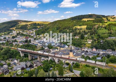 Deutschland, Bayern, Ludwigsstadt, Zug, Brücke, Stadt, Kirche, Häuser, Luftbild Stockfoto