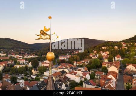 Deutschland, Thüringen, Ilmenau, Wetterfahne, Kirchturm, Stadt, Berge, Luftbild Stockfoto