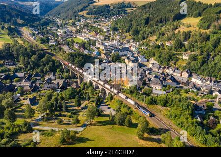 Deutschland, Bayern, Ludwigsstadt, Zug, Brücke, Stadt, Kirche, Häuser, Luftaufnahme, schräge Ansicht Stockfoto