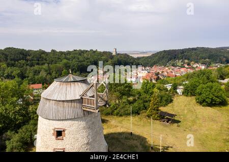 Deutschland, Sachsen-Anhalt, Burgenlandkreis, Eckartsberga, Windmühle, Burgruine, Stadt, Luftbild Stockfoto