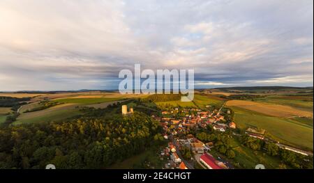 Deutschland, Thüringen, Stadtilm, Ehrenstein, Burgruine, Bauzeit 12. Bis 14. Jahrhundert, Dorf, Berge, Übersicht, Luftbild Stockfoto