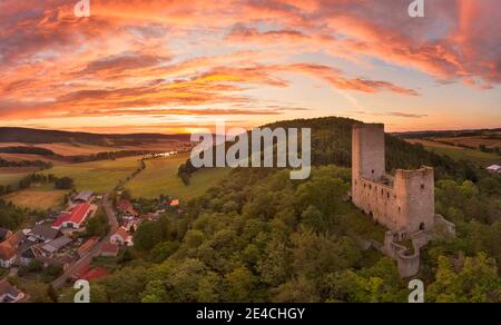 Deutschland, Thüringen, Stadtilm, Ehrenstein, Burgruine, Bauzeit 12. Bis 14. Jahrhundert, Dorf, Berge, Sonnenaufgang, Luftbild, Rücklicht Stockfoto