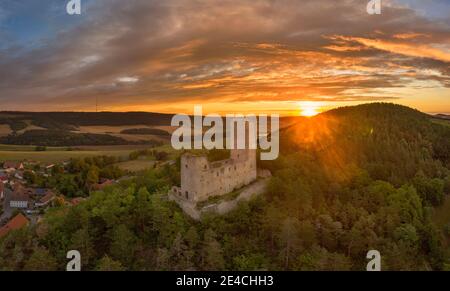 Deutschland, Thüringen, Stadtilm, Ehrenstein, Burgruine, Bauzeit 12. Bis 14. Jahrhundert, Dorf, Berge, Sonnenaufgang, Luftbild, Rücklicht Stockfoto