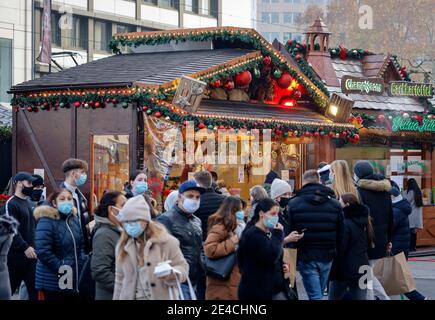 Düsseldorf, Nordrhein-Westfalen, Deutschland - Düsseldorfer Altstadt in Zeiten der Koronakrise während des zweiten Teils der Sperre befinden sich einzelne Weihnachtsmarktstände in der Fußgängerzone. Stockfoto