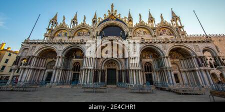 Venedig während Corona Zeiten ohne Touristen, San Marco Fassade Stockfoto