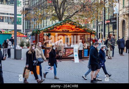 Düsseldorf, Nordrhein-Westfalen, Deutschland - Düsseldorfer Altstadt in Zeiten der Koronakrise während des zweiten Teils der Sperre befinden sich einzelne Weihnachtsmarktstände in der Fußgängerzone. Stockfoto