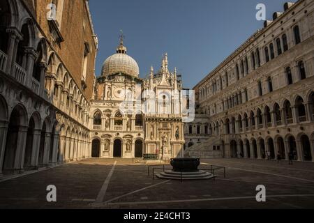 Venedig während Corona Zeiten ohne Touristen, Innenhof des Dogenpalastes Stockfoto