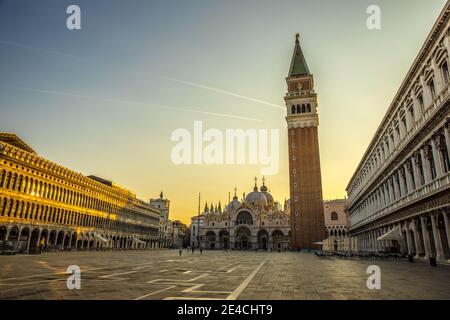 Venedig während Corona Zeiten ohne Touristen, Blick über den Markusplatz zu San Marco und dem Campagnile Stockfoto