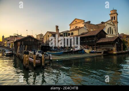 Venedig während Corona Zeiten ohne Touristen, die alte Gondelwerkstatt in Dorsoduro Stockfoto