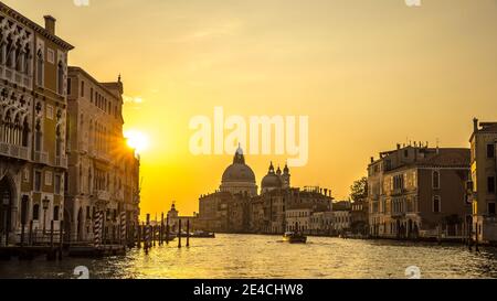 Venedig während Corona Zeiten ohne Touristen, Blick über den Canale Grande bis Santa Maria Salute Stockfoto