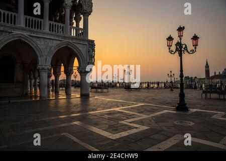 Venedig während Corona Zeiten ohne Touristen, Sonnenaufgang auf dem Markusplatz am Dogenpalast Stockfoto