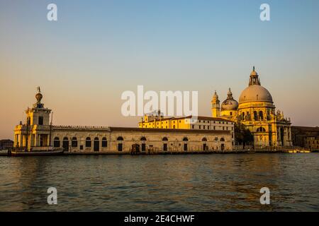 Venedig während Corona Zeiten ohne Touristen, Blick auf Punta della Dogana und Santa Maria della Salute Stockfoto