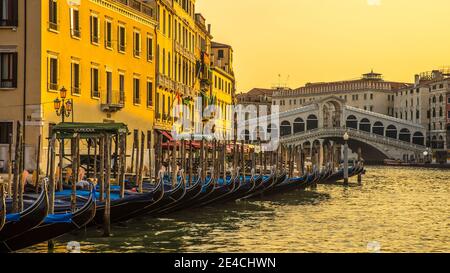 Venedig während Corona Zeiten ohne Touristen, Blick auf die Rialtobrücke Stockfoto