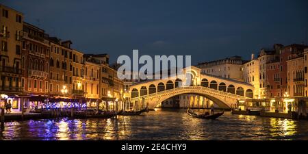 Venedig während Corona Zeiten ohne Touristen, beleuchtete Rialtobrücke Stockfoto