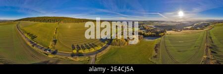 Deutschland, Thüringen, Großbreitenbach, Willmersdorf, Herschdorf, Straße, Auto, Wald, Berg, Sonne, teilweise Rücklicht, Luftbild, 360 Grad Panorama Stockfoto