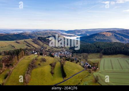 Deutschland, Thüringen, Königsee, Mankenbach, Dorf, Landschaft, Wald, Felder, Berge, Täler, Talnebel, Schwarzburg (weit im Hintergrund), Luftaufnahme Stockfoto