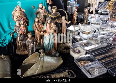 Religiöse Ikonen und Objekte gruppiert - Skulpturen und Statuen. Auch Gold und Silber Schmuck. Stockfoto