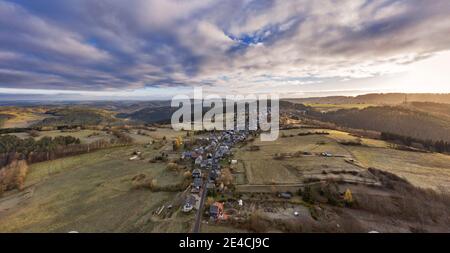 Deutschland, Thüringen, Stadt Schwarzatal, Lichtenhain, Dorf, Landschaft, Wald, Felder, Berge, Täler, Übersicht, Luftbild, Panorama Stockfoto