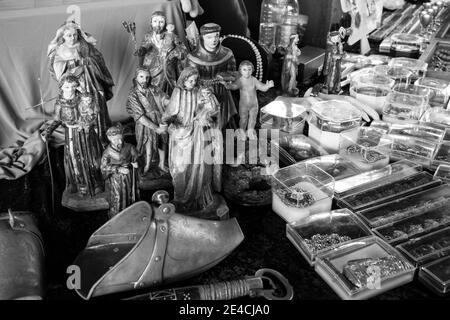 Religiöse Ikonen und Objekte gruppiert - Skulpturen und Statuen. Auch Gold und Silber Schmuck. [Schwarzweiß-Version] Stockfoto