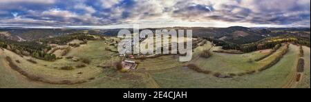 Deutschland, Thüringen, Stadt Schwarzatal, Lichtenhain, Dorf, Landschaft, Wald, Felder, Berge, Täler, Übersicht, Luftbild, 360 Grad Panorama Stockfoto