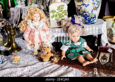 Sao Paulo / SP / Brasilien - 01 03 18: Puppen, Porzellanvasen und andere Objekte auf einem Flohmarkt Stockfoto