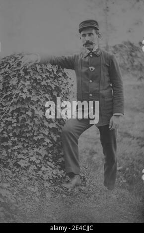 Amerikanisches Archiv monochromes Porträt eines Mannes mit Schnurrbart in Uniform. Aufgenommen im späten 19. Jahrhundert in Port Byron, NY, USA Stockfoto