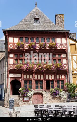 Das alte Fachwerkhaus im Herzen von Lamballe ist auch das Museum des regionalen Künstlers Mathurin Meheut im Departement Cotes d´Armor, Bretagne, Frankreich. Stockfoto