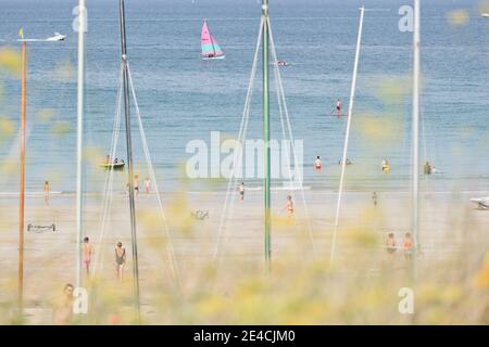 Blick über die Dünen und den Strand von Saint Cast le Guildo bis zum Meer. Bretagne, Frankreich Stockfoto