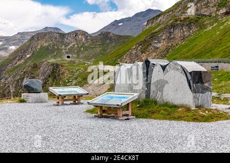 Sektion durch das Tauernfenster, Skulptur, geologische Freilichtausstellung, Tauernfenster, 2290 m, Hochtor, Großglockner Hochalpenstraße, Nationalpark hohe Tauern, Salzburger Land, Kärnten, Österreich, Europa Stockfoto