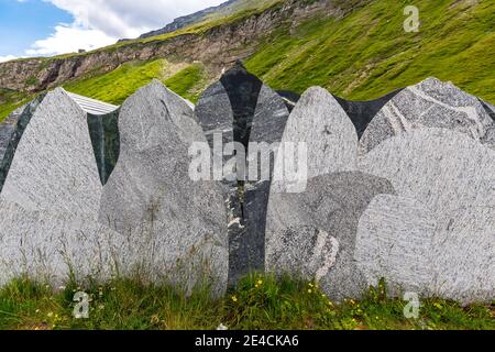 Sektion durch das Tauernfenster, Skulptur, geologische Freilichtausstellung, Tauernfenster, 2290 m, Hochtor, Großglockner Hochalpenstraße, Nationalpark hohe Tauern, Salzburger Land, Kärnten, Österreich, Europa Stockfoto