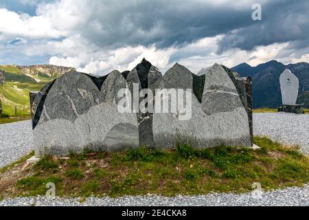 Sektion durch das Tauernfenster, Skulptur, geologische Freilichtausstellung, Tauernfenster, 2290 m, Hochtor, Großglockner Hochalpenstraße, Nationalpark hohe Tauern, Salzburger Land, Kärnten, Österreich, Europa Stockfoto