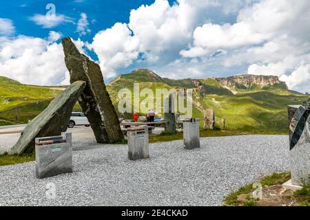 Geologische Freilichtausstellung, Tauernfenster, 2290 m, Hochtor, hinten Edelweissspitze, 2571 m, Großglockner Hochalpenstraße, Nationalpark hohe Tauern, Salzburger Land, Kärnten, Österreich, Europa Stockfoto