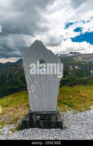 Gneisfelsen aus Hocharn, geologische Freilichtausstellung, Tauernfenster, 2290 m, Hochtor, Großglockner Hochalpenstraße, Nationalpark hohe Tauern, Salzburger Land, Kärnten, Österreich, Europa Stockfoto