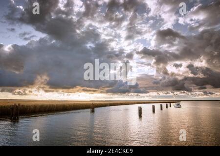 Bodden bei Zingst im Abendlicht. Ein Boot wartet auf die Öffnung der Meininger Brücke Stockfoto