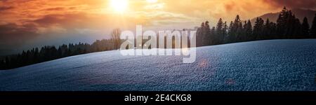 Einsame Berghütte im Winter am Rande des Wald Stockfoto