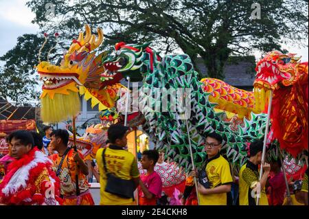 Bunte Drachenköpfe bei der chinesischen Neujahrsparade in Kuching, Malaysia Stockfoto