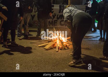 Barcelona, Spanien. Januar 2021. Demonstranten, die während der Demonstration ein Lagerfeuer machten. Die Wohnungsunion des Viertels Raval von Barcelona hat eine Demonstration aufgerufen, um Lösungen des stadtrates für Gebäude mit Bewohnern zu fordern, die unter Strom- und Wasserkürzungen leiden. Kredit: SOPA Images Limited/Alamy Live Nachrichten Stockfoto