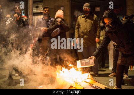 Barcelona, Spanien. Januar 2021. Demonstranten, die während der Demonstration ein Lagerfeuer machten. Die Wohnungsunion des Viertels Raval von Barcelona hat eine Demonstration aufgerufen, um Lösungen des stadtrates für Gebäude mit Bewohnern zu fordern, die unter Strom- und Wasserkürzungen leiden. Kredit: SOPA Images Limited/Alamy Live Nachrichten Stockfoto