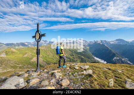 Sand in Taufers, Provinz Bozen, Südtirol, Italien. Auf dem Gipfel der Henne mit Blick auf die Zillertaler Alpen mit den Gipfeln der Hohen Weißzint, großer Möseler, Turnerkamp, Hornspitzen, Schwarzenstein und großer Löffler Stockfoto