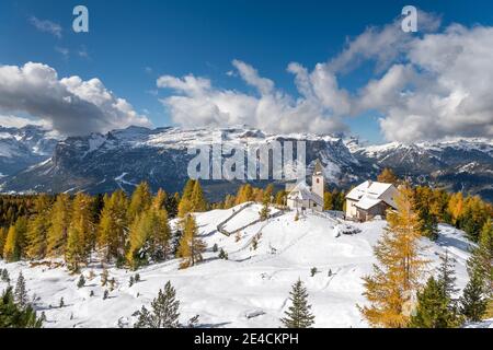 Hochabtei / Alta Badia, Provinz Bozen, Südtirol, Italien, Europa. Die Heilig Kreuz Hospiz Hütte und die Wallfahrtskirche Heilig Kreuz. Stockfoto