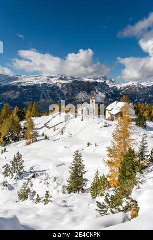 Hochabtei / Alta Badia, Provinz Bozen, Südtirol, Italien, Europa. Die Heilig Kreuz Hospiz Hütte und die Wallfahrtskirche Heilig Kreuz. Stockfoto